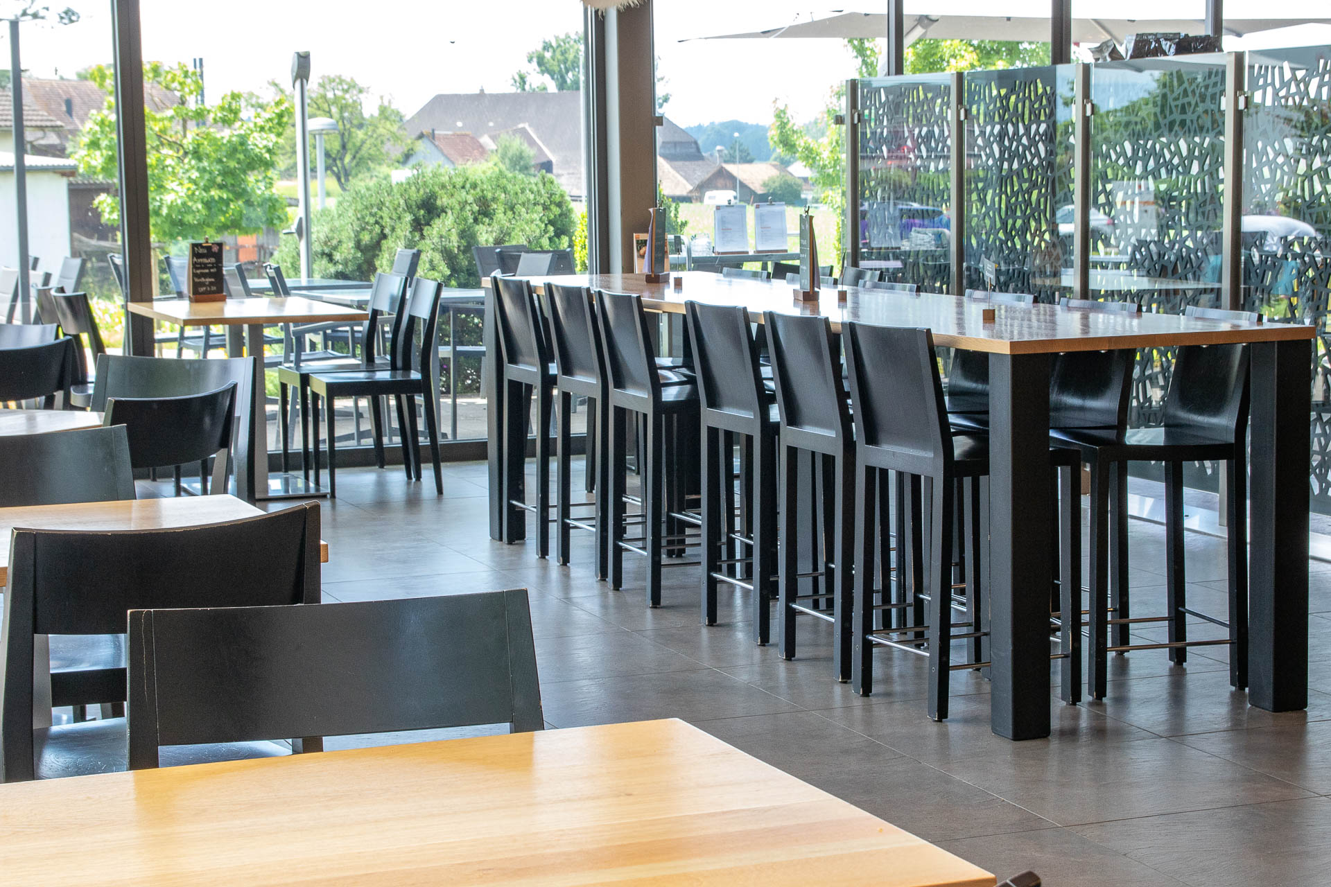 Café mit grossem Tisch in der Mitte in der Filiale Koppigen Aspi