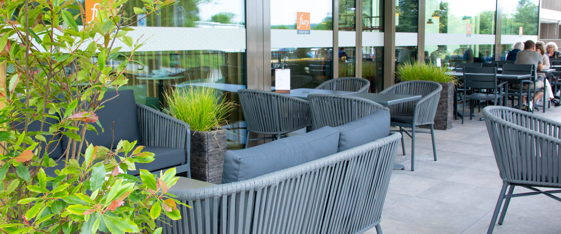 Terrasse in Biberist mit gemütlicher Lounge.