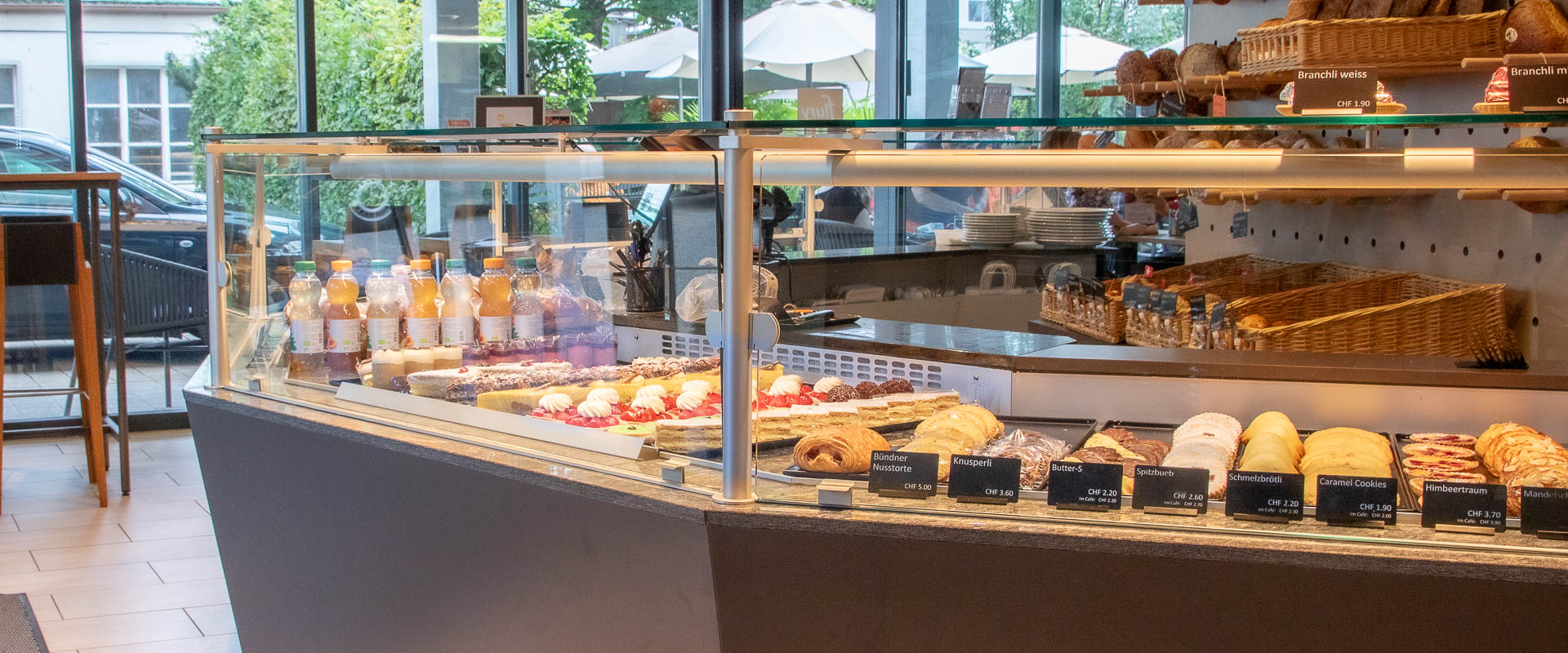 Theke in Burgdorf gefüllt mit Süssgebäck, Stückli und Patisserie.