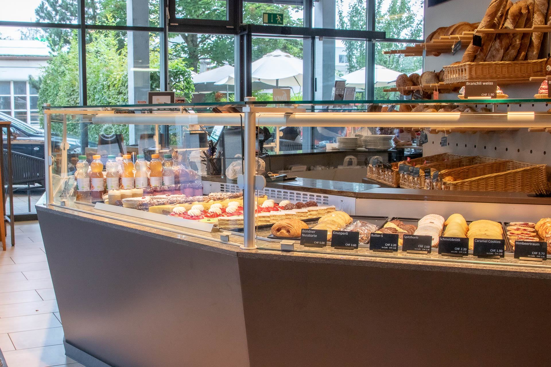 Theke in Burgdorf gefüllt mit Süssgebäck, Stückli und Patisserie.