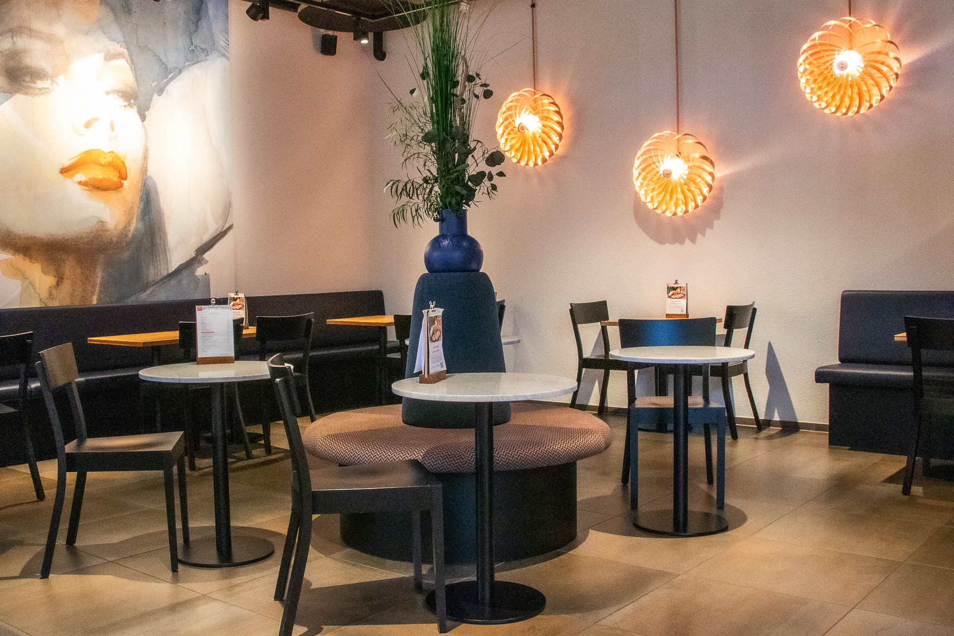 Modernes Café in der Filiale im Einkaufszentrum Ladedorf Langendorf