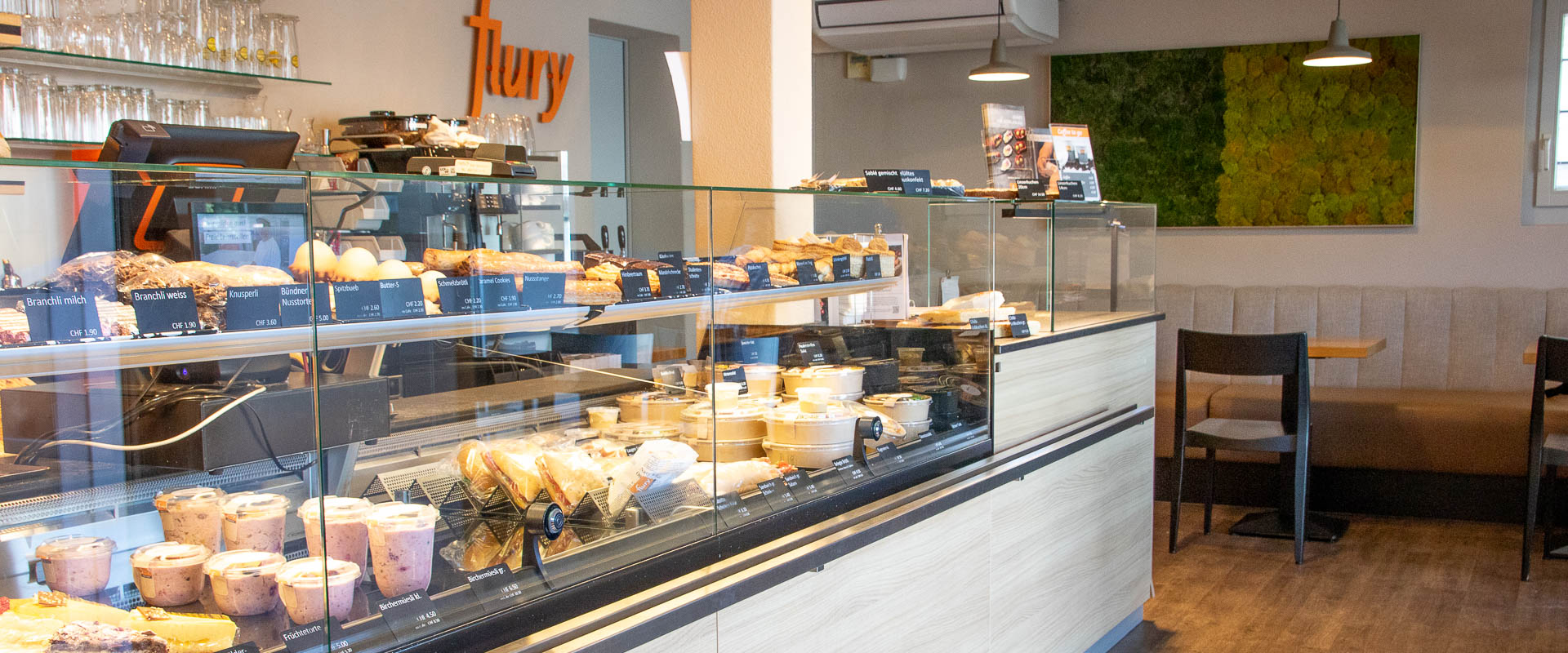 Theke in Luterbach mit vielen frischen Produkten und Blick ins angrenzende Café.