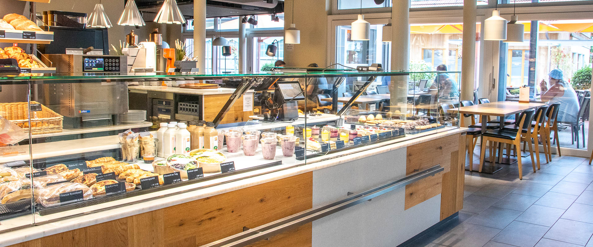 Theke Utzenstorf mit frischer Ware und Blick in das angrenzende Café