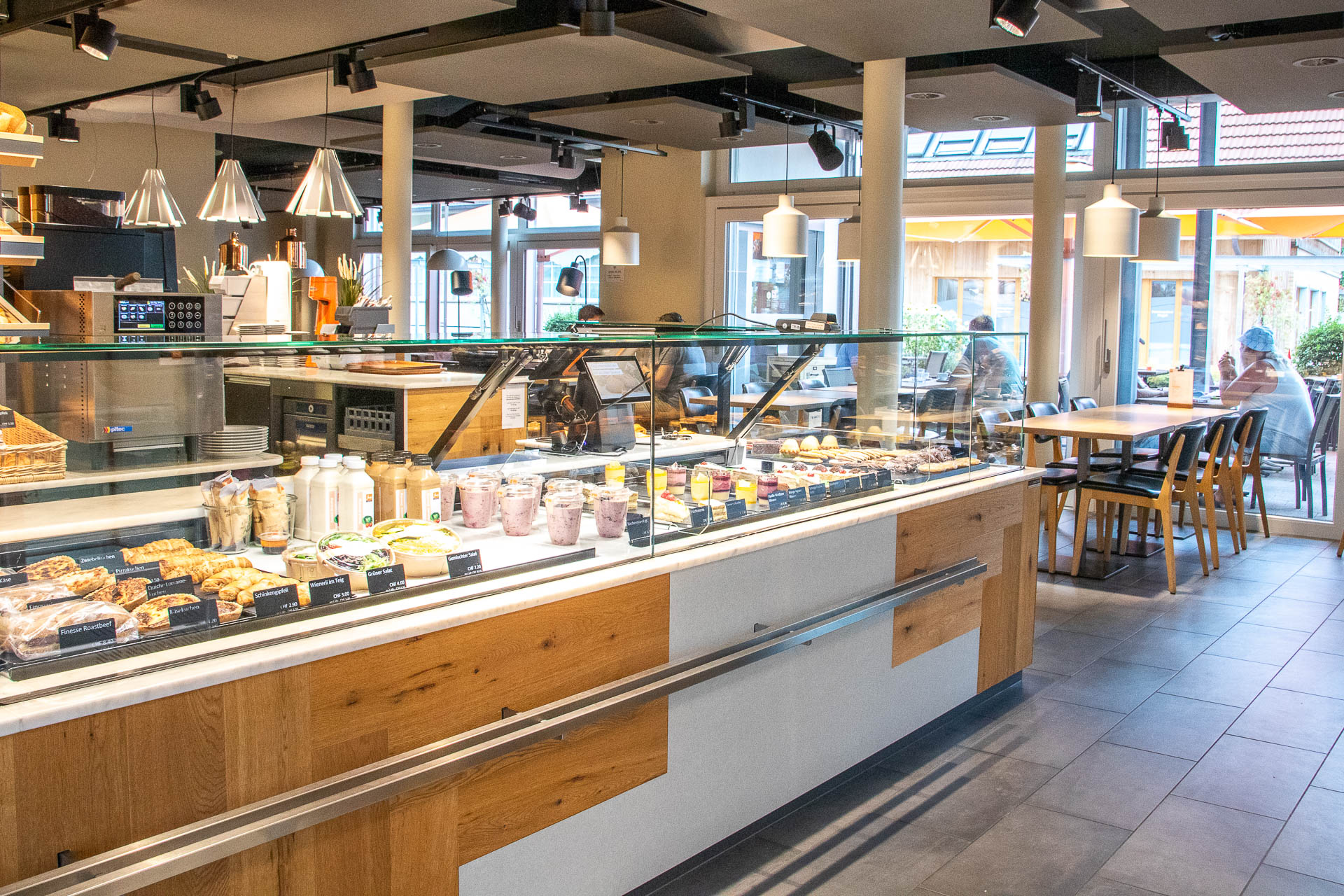 Theke Utzenstorf mit frischer Ware und Blick in das angrenzende Café