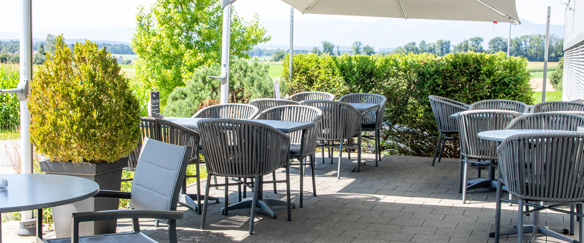 Terrasse in Koppigen Aspi mit gemütlichen SItzgelegenheiten.