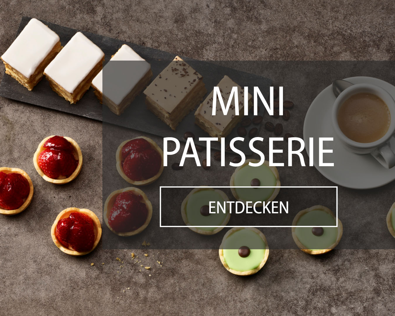 Mini Patisserie bestehend aus Cremeschnitte, Carac und Erdbeertörtli neben einem Nespresso.