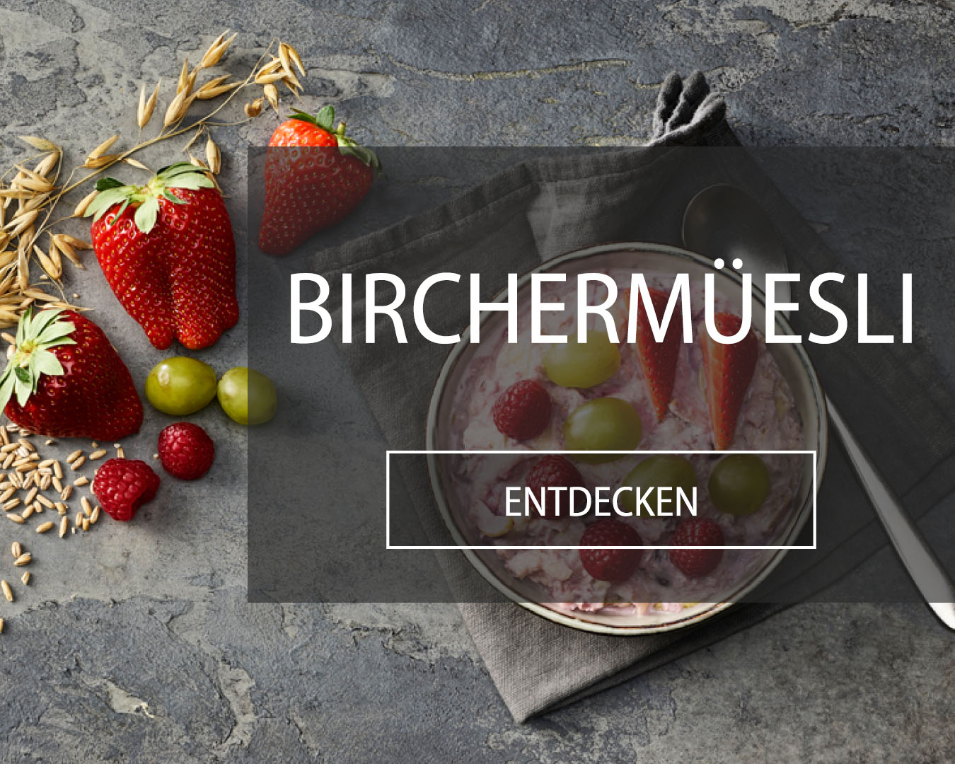 Birchermüesli aus regionalen Zutaten mit frischen Früchten garniert.