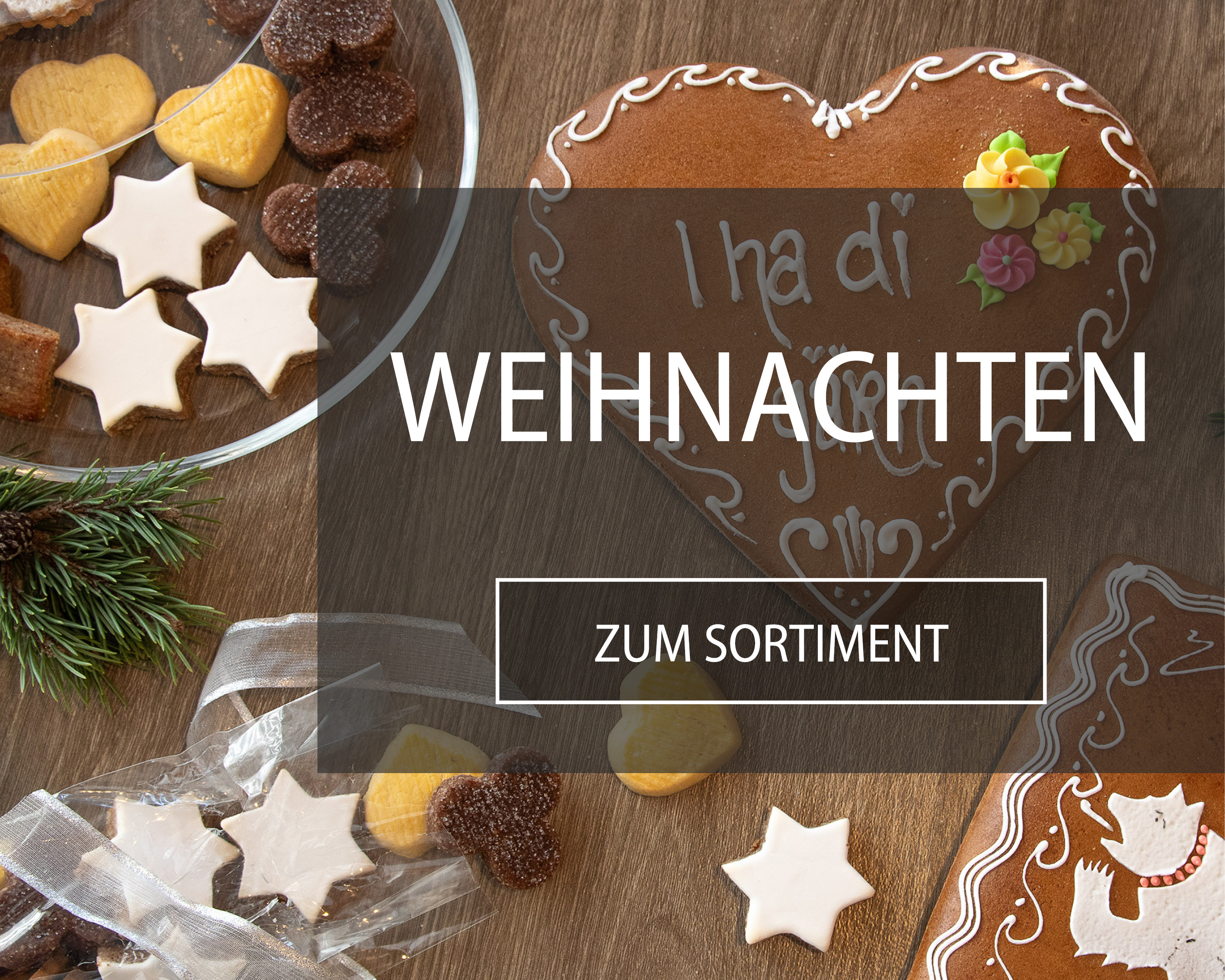 Weihnachtskonfekt und Lebkuchen liegen auf einem festlichen Tisch verteilt.